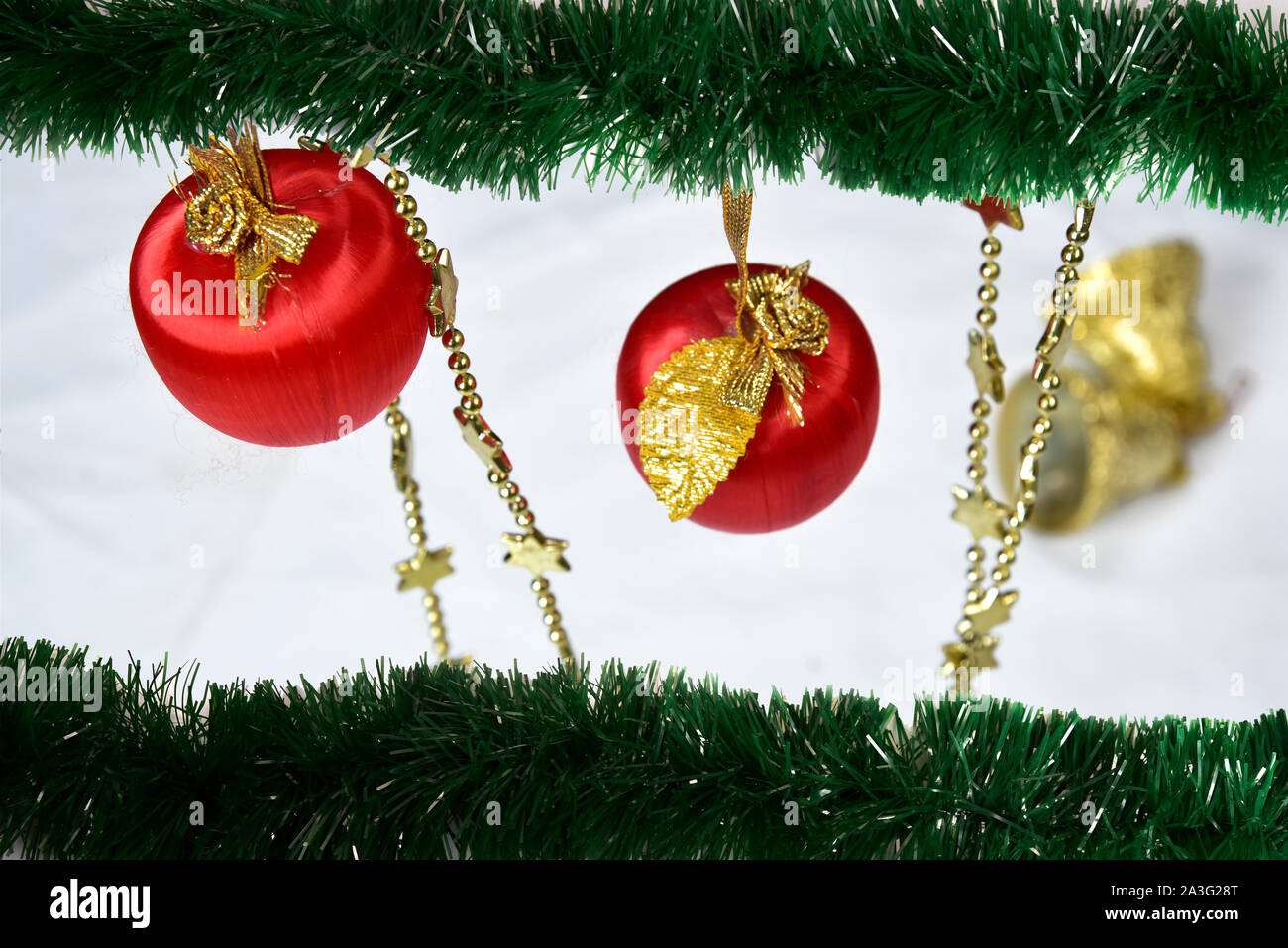 Winterurlaub Hintergrund. Grenze mit Weihnachtsbaum, Zweige und Ornamente Rot, isoliert. Tannennadeln Girlande, Rahmen mit Streamer. Toll für Neue Stockfoto