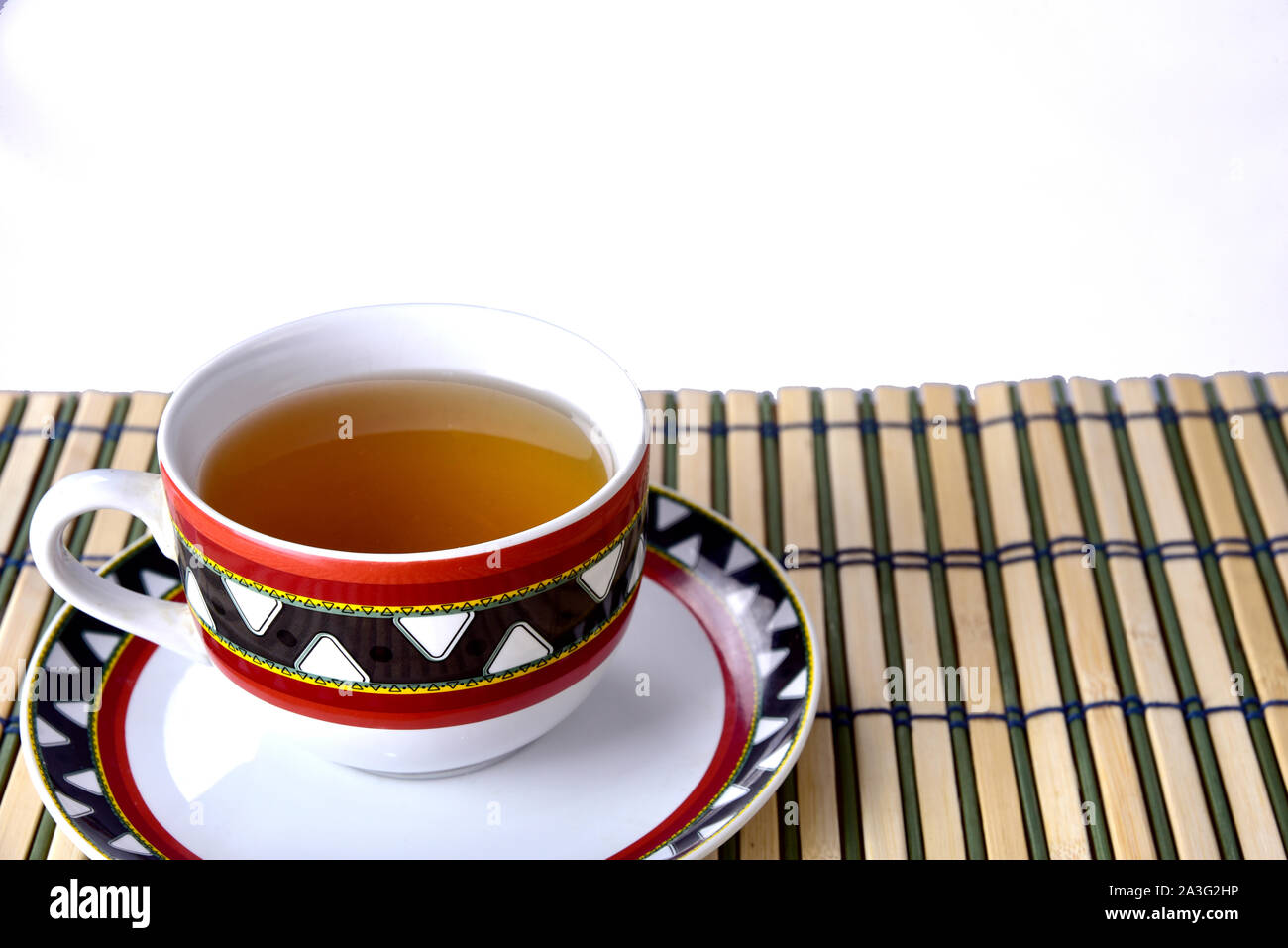 Eine Tasse erfrischend grünen auf einer hölzernen Matte. Stockfoto