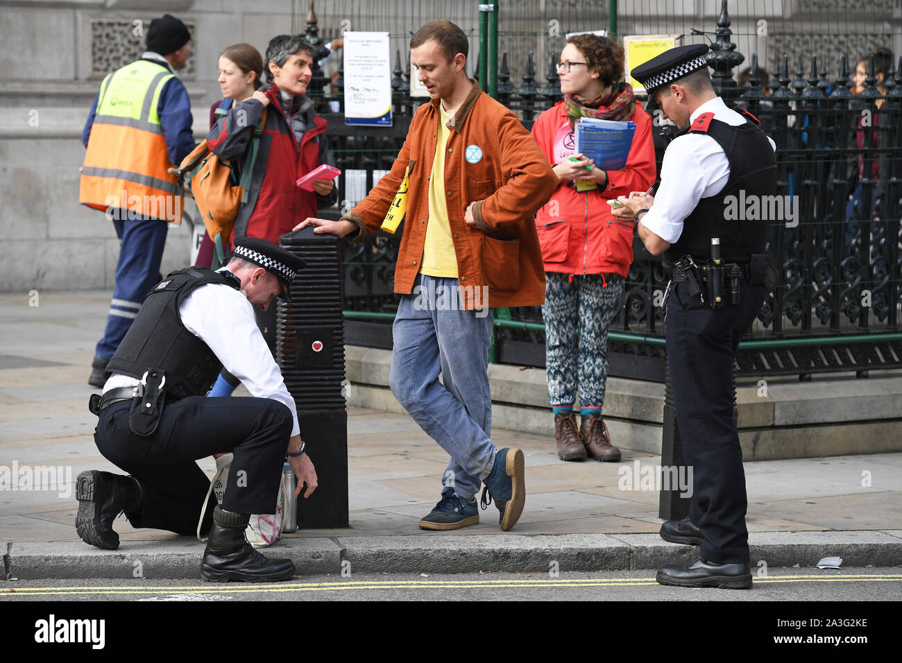Ein Aussterben Rebellion (XR) Demonstrant hat seine Tasche von der Polizei in Parliament Square, Westminster, London gesucht, da der Klimawandel Protest in einen zweiten Tag fortgesetzt. Stockfoto