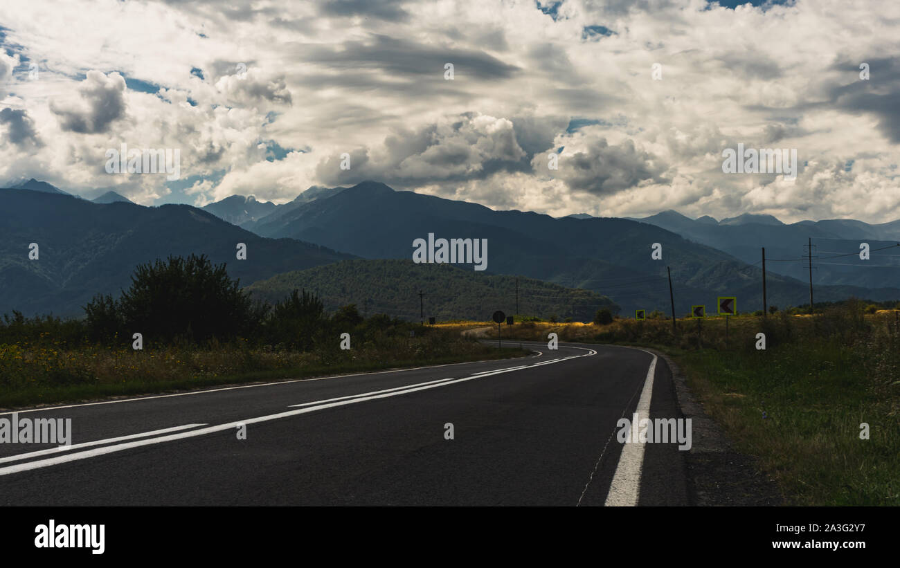 Malerischer Blick auf Wolken, Berge und Straße im Sommer, am Fuße der Karpaten, Rumänien Stockfoto