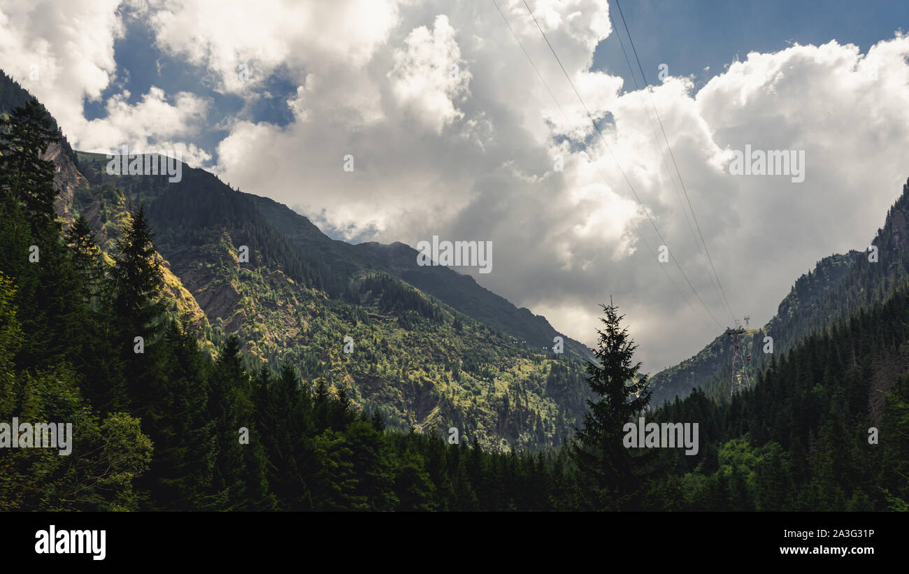 Malerischer Blick auf flauschige Wolken über die Karpaten, Rumänien Stockfoto