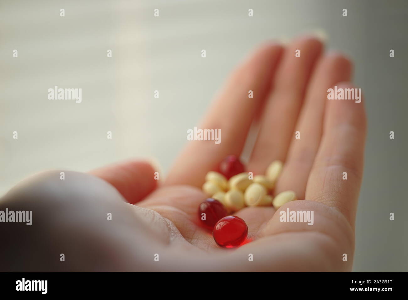 Medizinische Pillen in junge weibliche Hand. Vitamine in menschlichen Palm Stockfoto