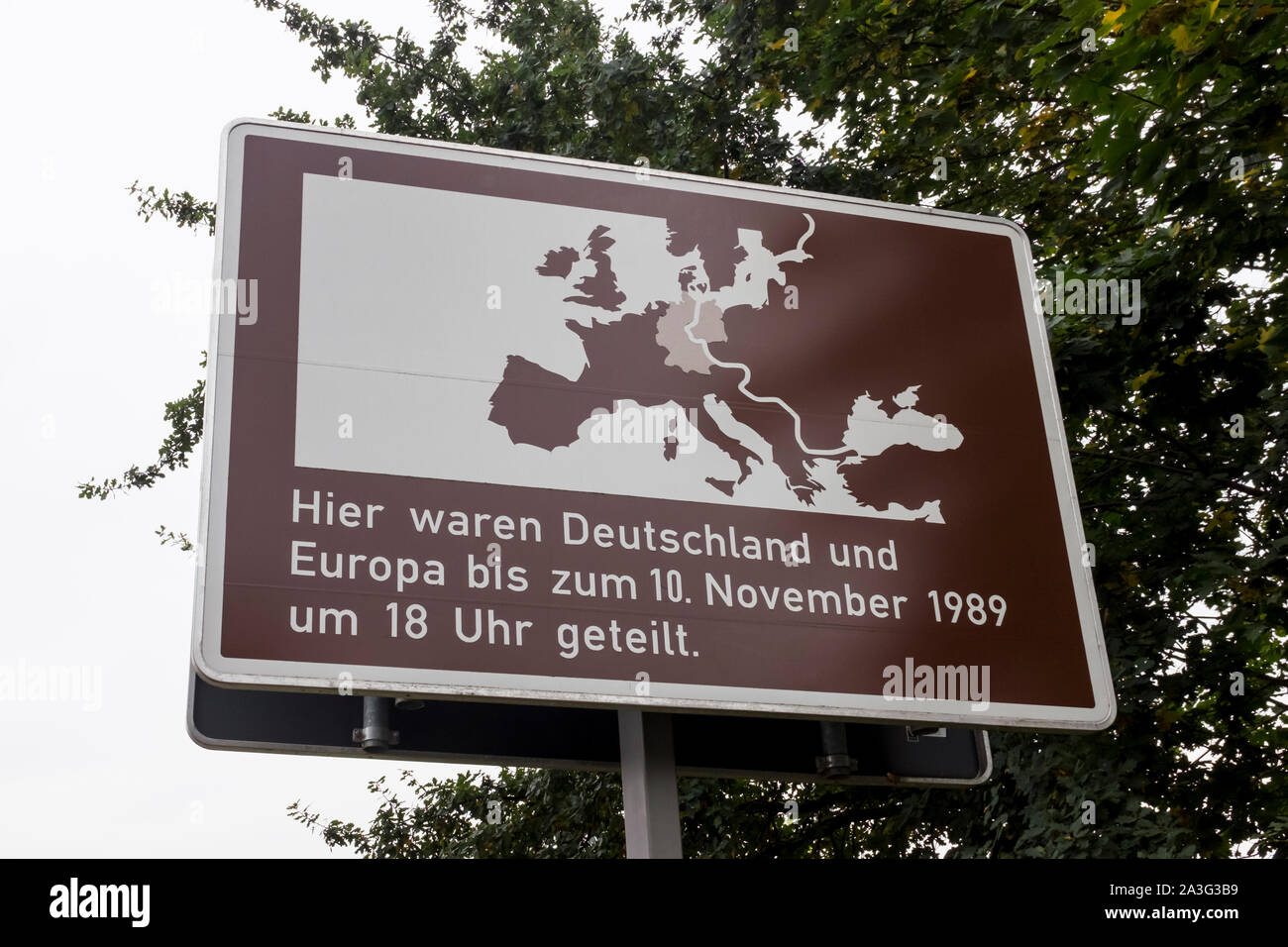 Hinweisschild an der Glienicker Brücke zwischen Berlin und Potsdam, die Lage der ehemaligen Grenze zwischen Ost und West Deutschland Stockfoto