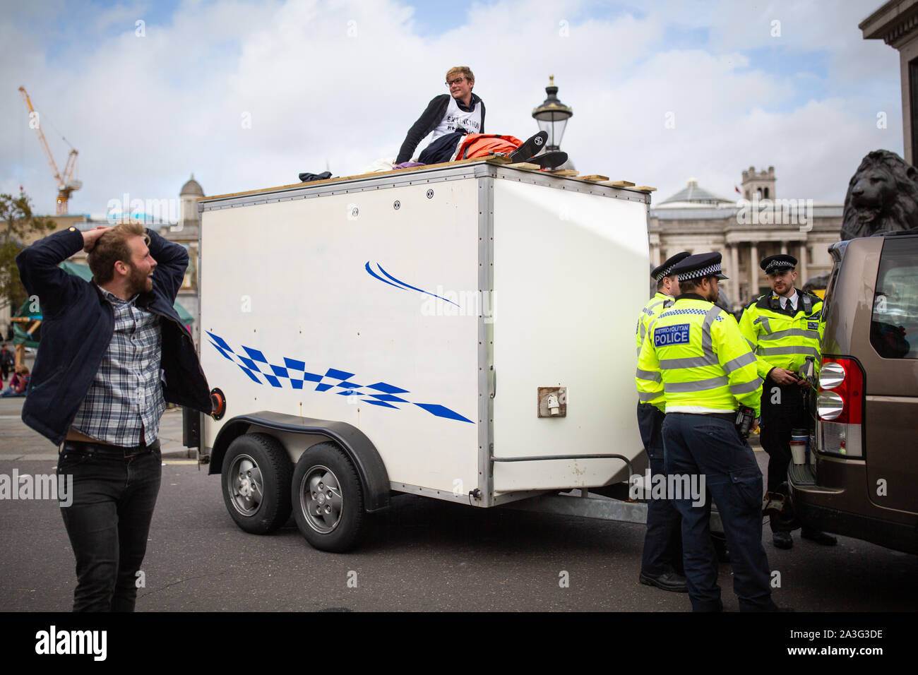 Eine Demonstrantin auf einem Anhänger während eines Aussterben Rebellion (XR) Protest in Trafalgar Square in London. Stockfoto