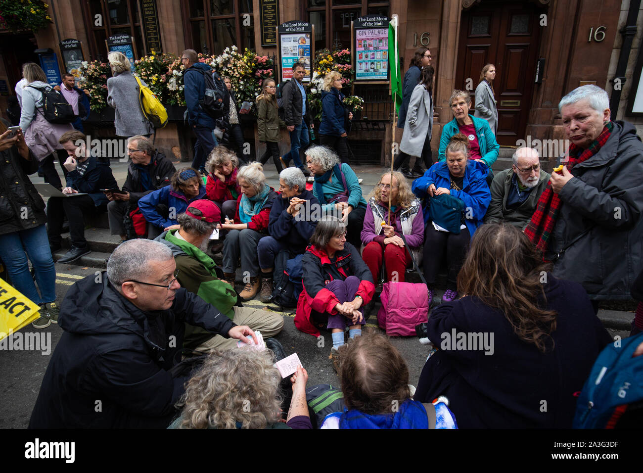 Die Demonstranten bei einem Aussterben Rebellion (XR) Klimawandel Protest auf dem Trafalgar Square in London. Stockfoto