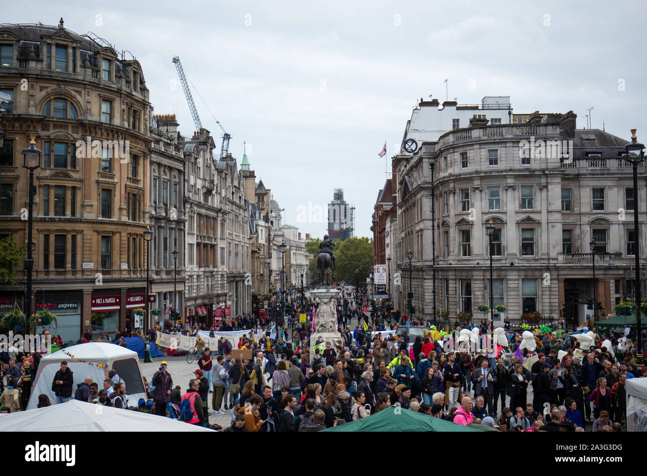 Die Demonstranten bei einem Aussterben Rebellion (XR) Klimawandel Protest auf dem Trafalgar Square in London. Stockfoto