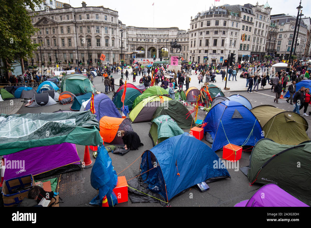 Zelte errichtet von Demonstranten während einer Aussterben Rebellion (XR) Klimawandel Protest auf dem Trafalgar Square in London. Stockfoto