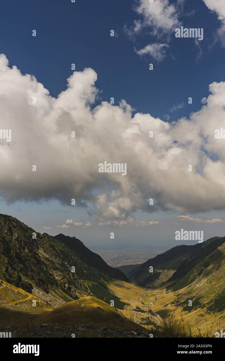 Spektakulärer Panoramablick - Mountain Road und Wolken, Rumänien - Transfagarasan Pass überqueren Karpaten im Sommer Stockfoto