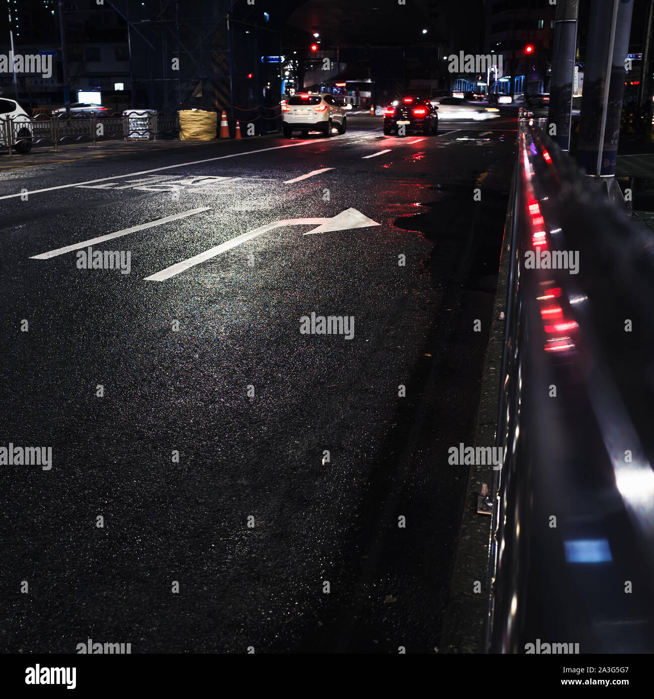 Platz urbanen Nacht Foto mit fahrbahnmarkierung Pfeile und roten Ampeln. Abstrakte Nacht Stadt Hintergrund Stockfoto