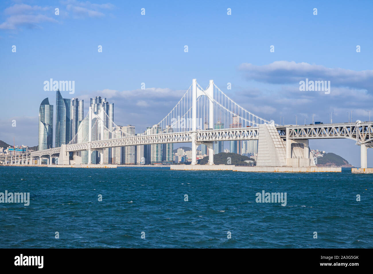 Haeundae Bezirk von Busan, Südkorea. Skyline mit Diamond Bridge und Wolkenkratzer Stockfoto