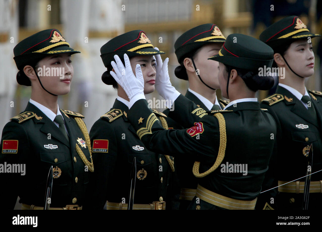 Peking, China. 08 Okt, 2019. Chinesische Soldaten durchführen Ehrengarde Pflichten während der Begrüßungszeremonie in Peking am Dienstag, 8. Oktober 2019. Chinas Militärausgaben werden 7,5 Prozent ab 2018 steigen, da sie eng weltweit für Hinweise auf militärstrategischen Absichten des Landes beobachtet wird. Foto von Stephen Rasierer/UPI Quelle: UPI/Alamy leben Nachrichten Stockfoto