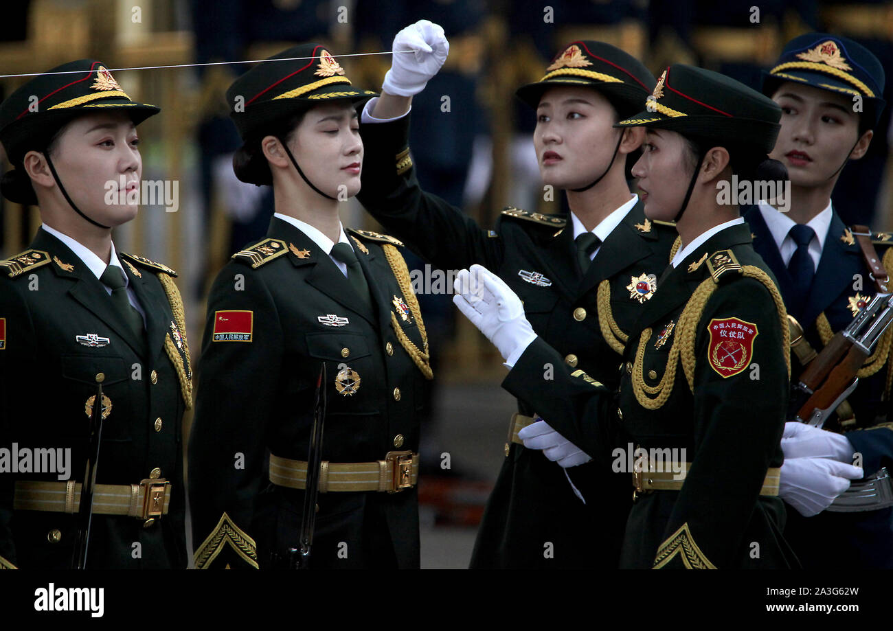 Peking, China. 08 Okt, 2019. Chinesische Soldaten durchführen Ehrengarde Pflichten während der Begrüßungszeremonie in Peking am Dienstag, 8. Oktober 2019. Chinas Militärausgaben werden 7,5 Prozent ab 2018 steigen, da sie eng weltweit für Hinweise auf militärstrategischen Absichten des Landes beobachtet wird. Foto von Stephen Rasierer/UPI Quelle: UPI/Alamy leben Nachrichten Stockfoto