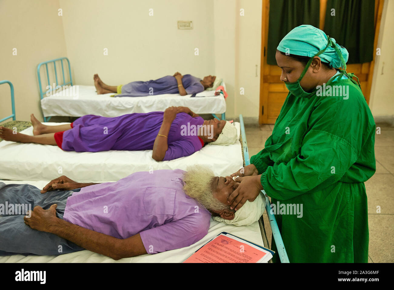 Bangladesch Khulna Eye Hospital mit Patienten auf die Operation Zimmer 29-09-2014 Foto: Jaco Klamer Stockfoto