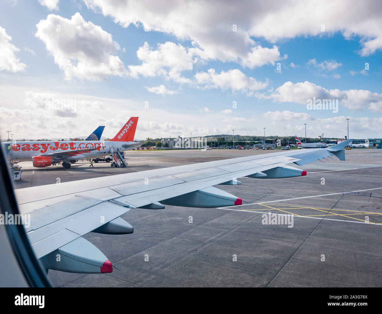 Blick aus dem Flugzeug Fenster von Easyjet Flugzeug auf Asphalt, Edinburgh Airport tapron, Schottland, Großbritannien Stockfoto