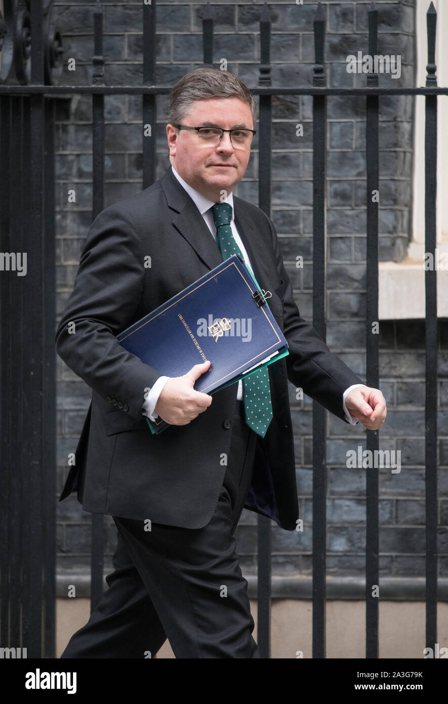 Downing Street, London, UK. 8. Oktober 2019. Robert Buckland, Staatssekretärin für Justiz, Herr Bundeskanzler in Downing Street für die wöchentliche Kabinettssitzung. Credit: Malcolm Park/Alamy Leben Nachrichten. Stockfoto