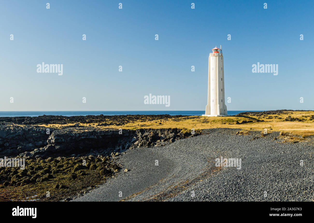 Malariff Lighthouse an der Snaefellsness Peninsula Coast Island unterhalb von Snaefell. Schwarzer Eschenrand und klarer blauer Himmel zeigen diese Küste genauso wie sie ist. Stockfoto