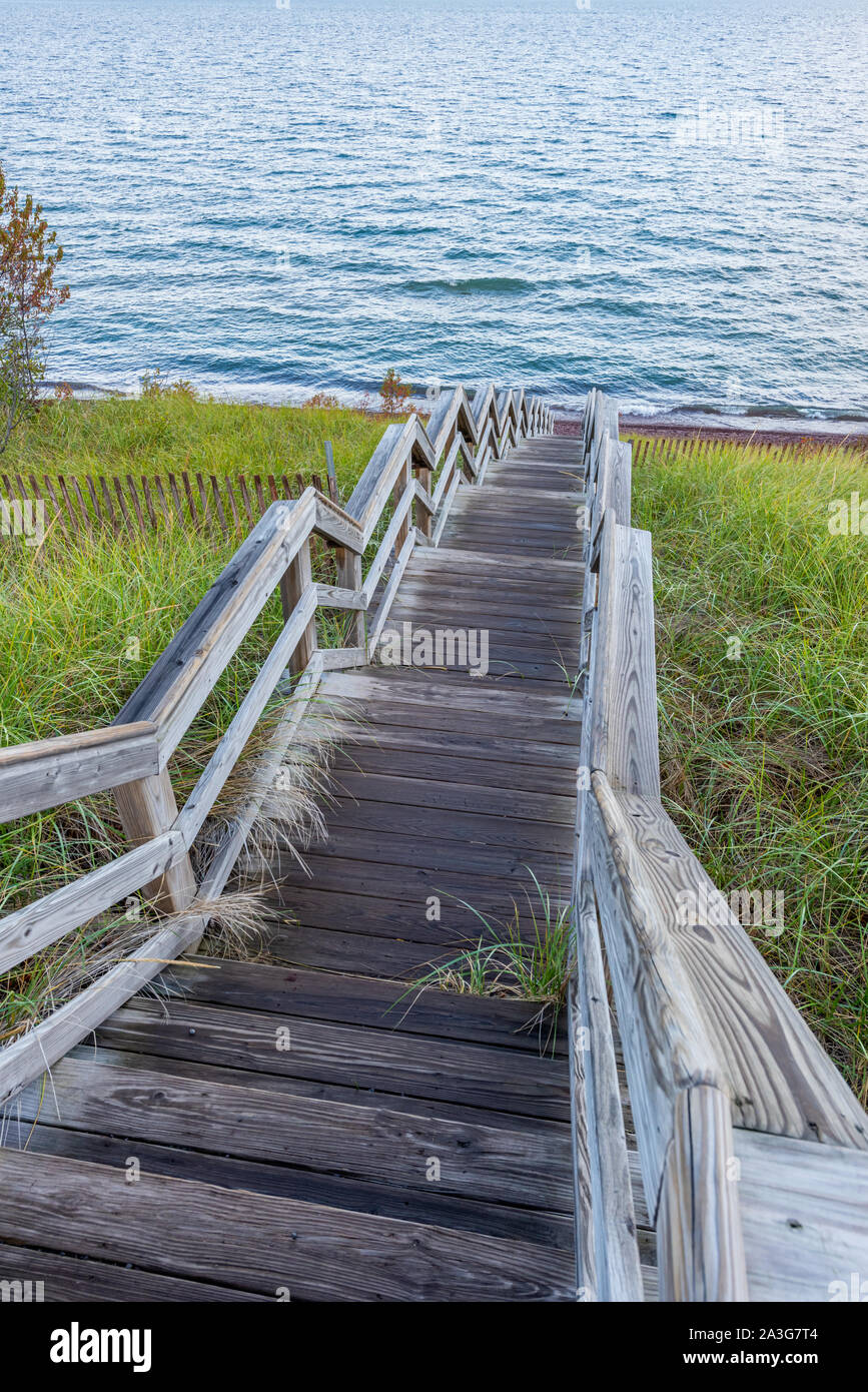 Hölzerne Treppe zum Oberen See in der Nähe von Great Sand Bay führende in der Oberen Halbinsel von Michigan, USA. Stockfoto