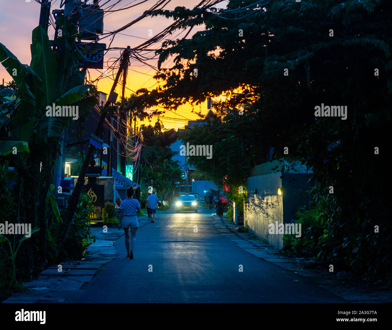 Kleine Straße in Seminyak bei Sonnenuntergang, in Bali, Indonesien Stockfoto