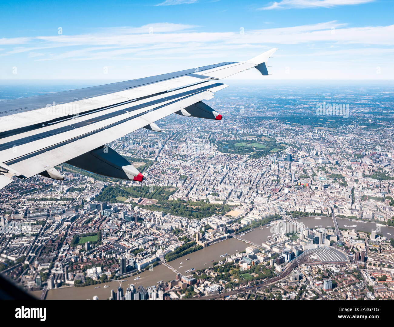 Blick aus dem Flugzeug Fenster über die Themse & Westminster: London Eye, St James Park, Regent's Park & Waterloo Station in London, England, Großbritannien Stockfoto