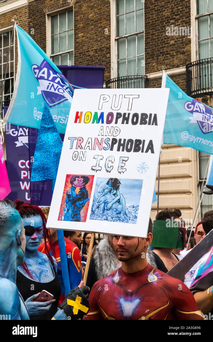 England, London, Die jährliche Pride Festival, Parade Teilnehmer Holding gegen Homophobie und Transphobia Zeichen Stockfoto