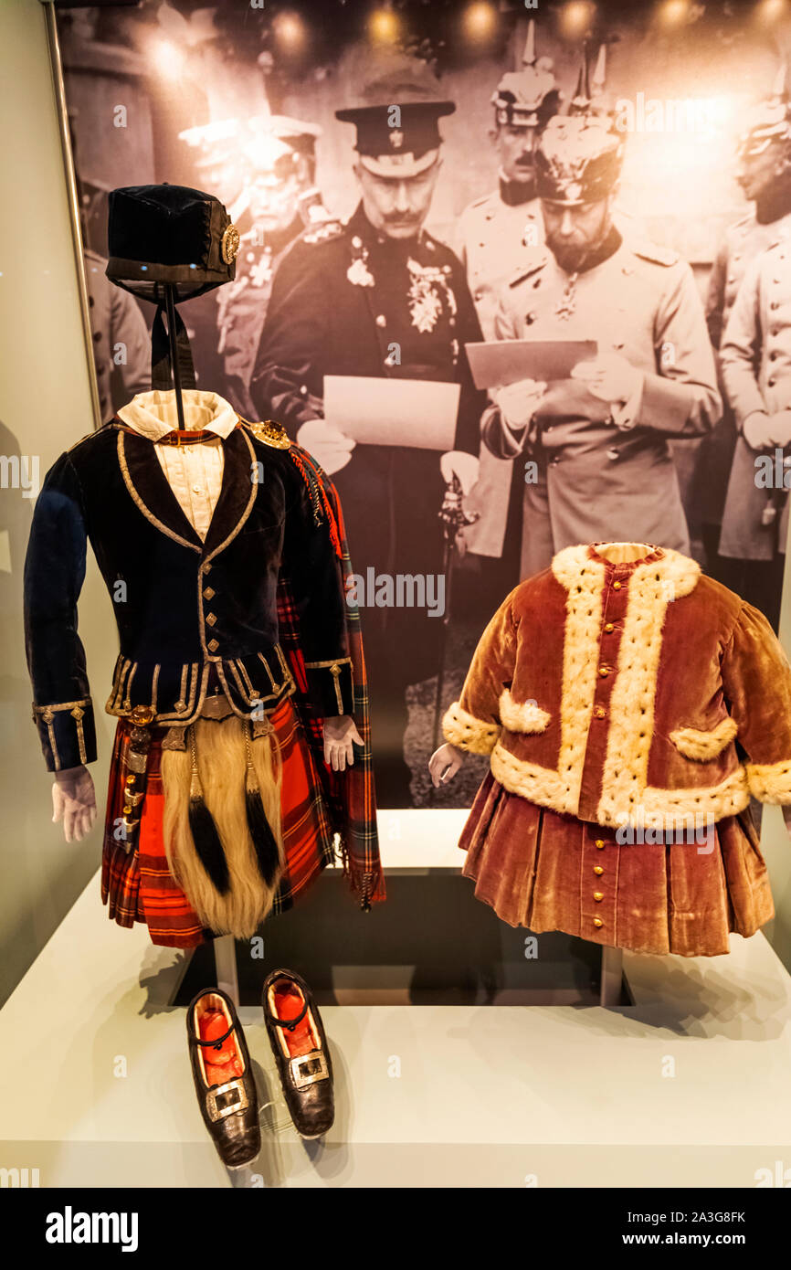 England, London, Kensington, Kensington Palace, die Staatsapartments, Ausstellung der förmlichen Outfit George V, wenn ein Kind und die Highland Dress von Kaiser Stockfoto