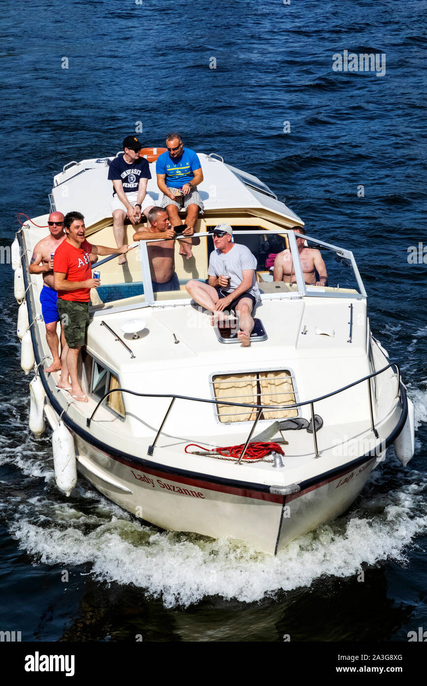 England, Berkshire, Windsor, Themse, Motoryacht mit einer Gruppe von Männern Alkohol Stockfoto