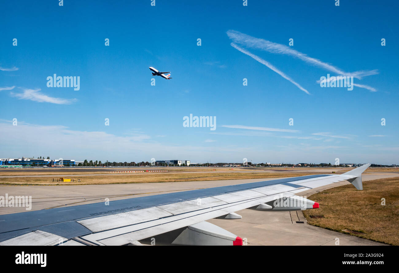 Blick aus dem Flugzeug Fenster der Start- und Landebahn mit British Airways Flugzeug, Flughafen Heathrow, London, England, Großbritannien Stockfoto