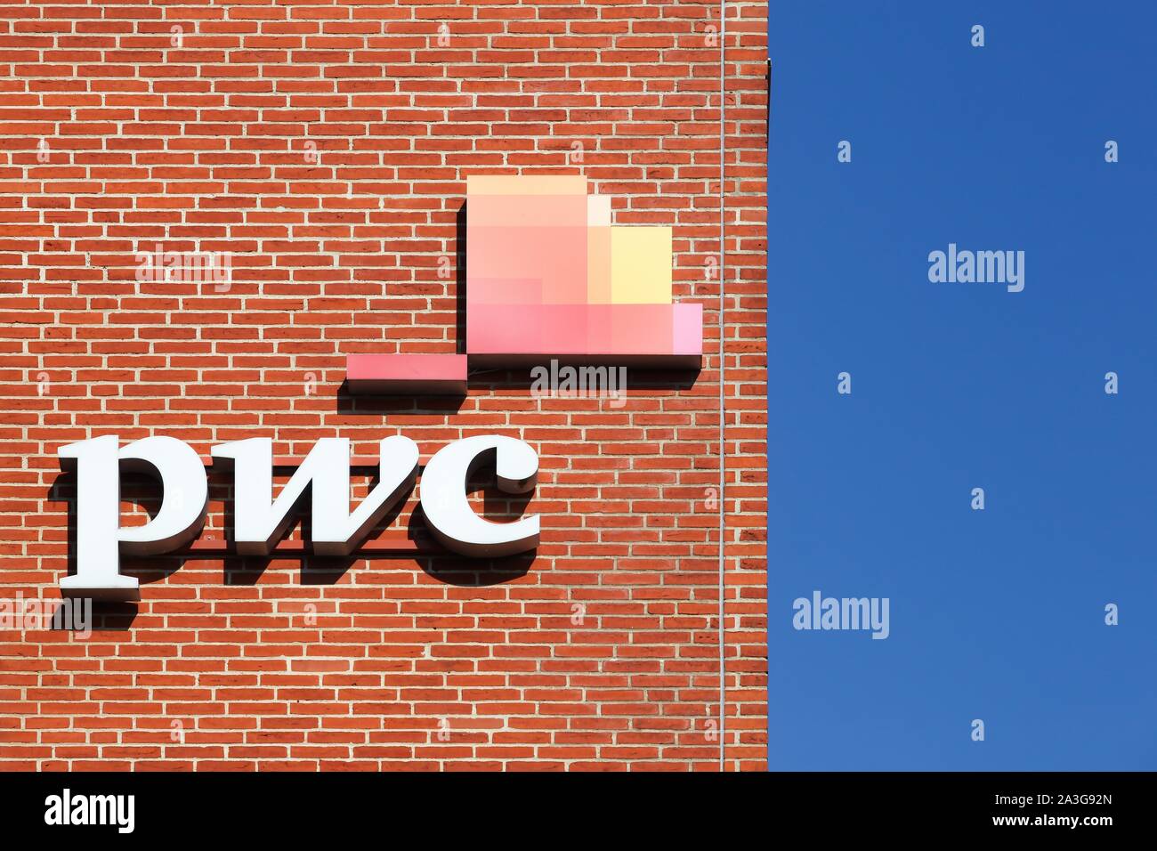 Aarhus, Dänemark - 25. August 2019: PWC Logo auf eine Wand. PricewaterhouseCoopers ist eine multinationale Professional Services Network Stockfoto