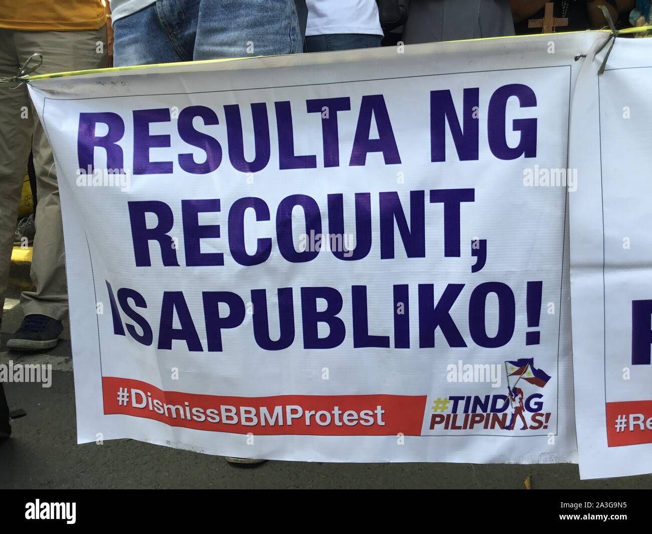 Manila, Philippinen. 08 Okt, 2019. Unterstützer des Vice President Maria Leonor G. Robredo organisierten Protest in der Nähe des Obersten Gerichtshofes in Manila das Ergebnis der Urabstimmung Nachzählung in drei Provinzen, in denen massiver Betrug angeblich in den 2016 Wahlen stattfand, forderte der ehemalige Senator Ferdinand R. Marcos, Jr. ein Wahlsystem Protest gegen Frau Robredo, Wer ist in der Mitte durch ihre Amtszeit abgelegt. (Foto von Joseph Dacalanio/Pacific Press) Quelle: Pacific Press Agency/Alamy leben Nachrichten Stockfoto