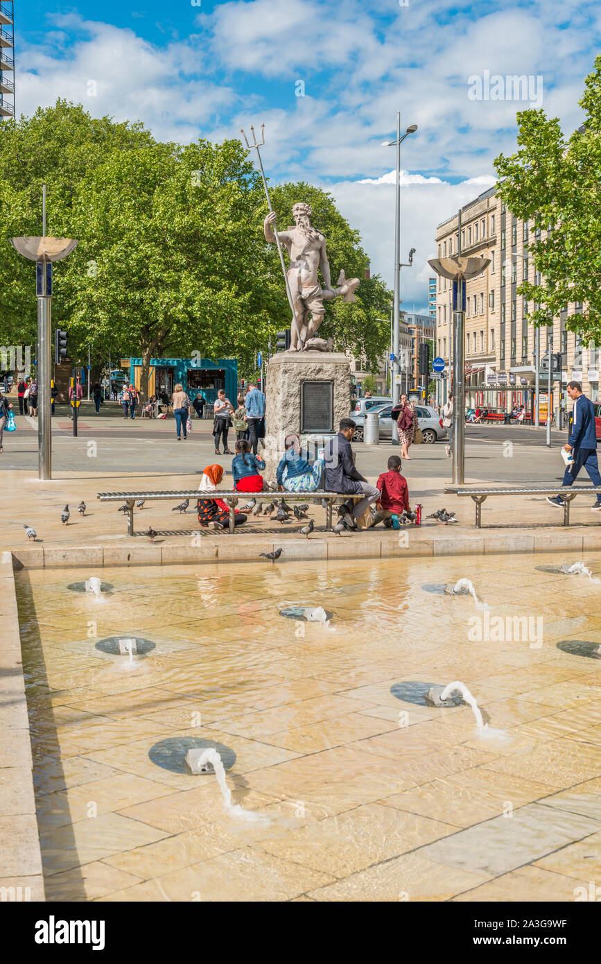 Das Zentrum Promenade mit Springbrunnen und Statue des Neptun, die St. Augustine's Parade, Bristol, Avon, England, Vereinigtes Königreich, Europa Stockfoto