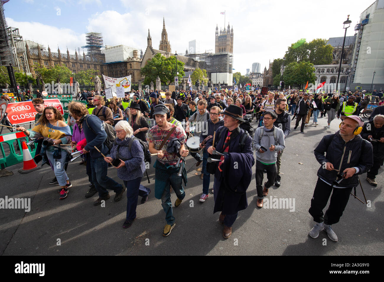 Klimawandel die Demonstranten auf das Haus des Parlaments während einer Aussterben Rebellion (XR) Protest in Central London. Stockfoto