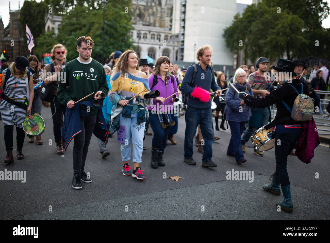 Klimawandel die Demonstranten auf das Haus des Parlaments während einer Aussterben Rebellion (XR) Protest in Central London. Stockfoto