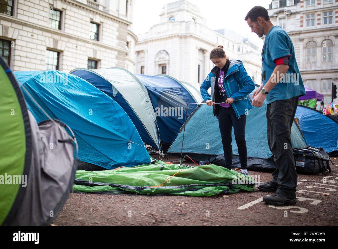 Die demonstranten Pitch Up Zelte auf Whitehall während eines Aussterben Rebellion (XR) Klimawandel Protest in Central London. Stockfoto