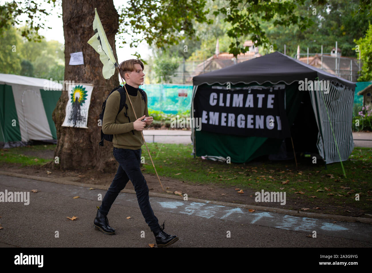 Demonstranten in St James's Park während der auslöschung Rebellion (XR) Klimawandel Protest in Central London. Stockfoto