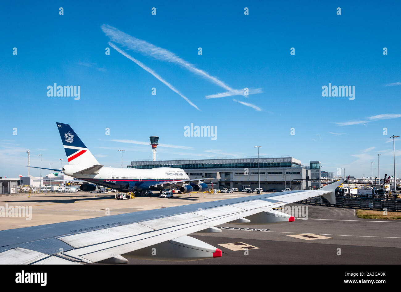 Blick aus dem Flugzeug Fenster der Flughafen Schürze mit British Airways Jumbo Jet, Terminal 5, Flughafen Heathrow, London, England, Großbritannien Stockfoto