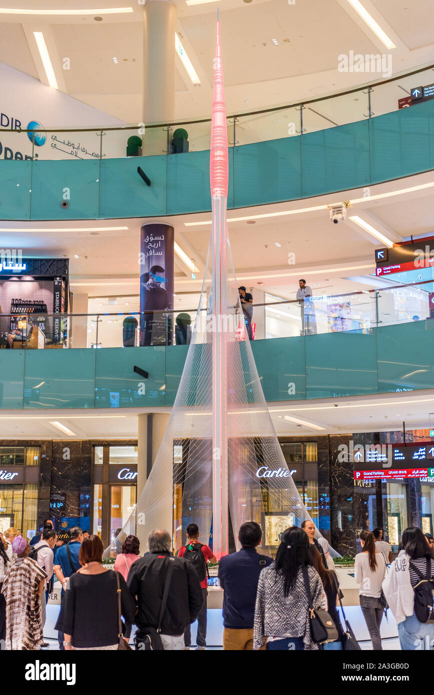 Innenräume der Dubai Mall, dem größten Einkaufszentrum der Welt in Dubai, UAE. Mit dem Modell der Zukunft höchste Gebäude der Welt, der Dubai C Stockfoto