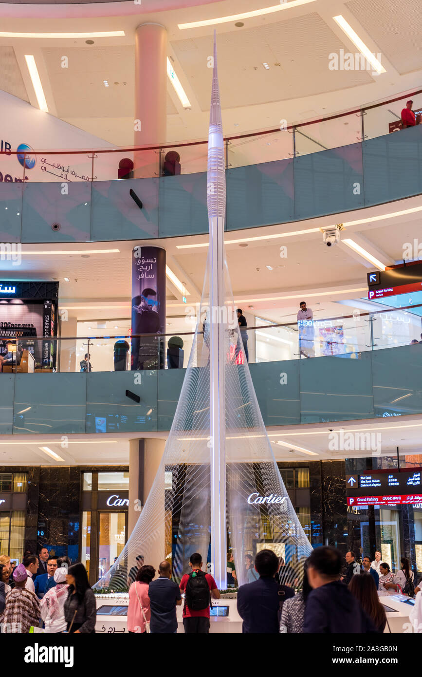 Innenräume der Dubai Mall, dem größten Einkaufszentrum der Welt in Dubai, UAE. Mit dem Modell der Zukunft höchste Gebäude der Welt, der Dubai C Stockfoto