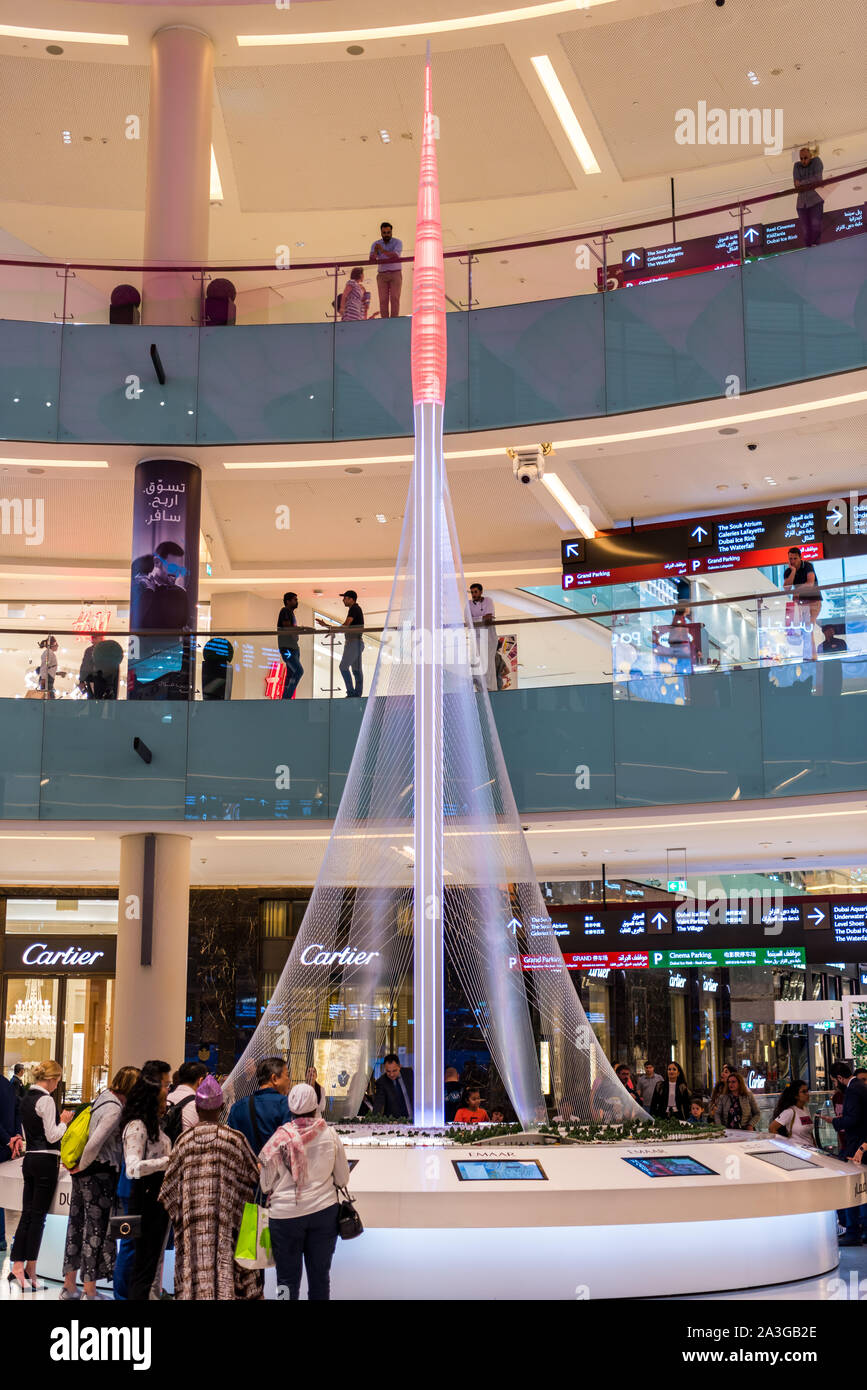 Innenräume der Dubai Mall, dem größten Einkaufszentrum der Welt in Dubai, UAE. Mit dem Modell der Zukunft höchste Gebäude der Welt, der Dubai C Stockfoto