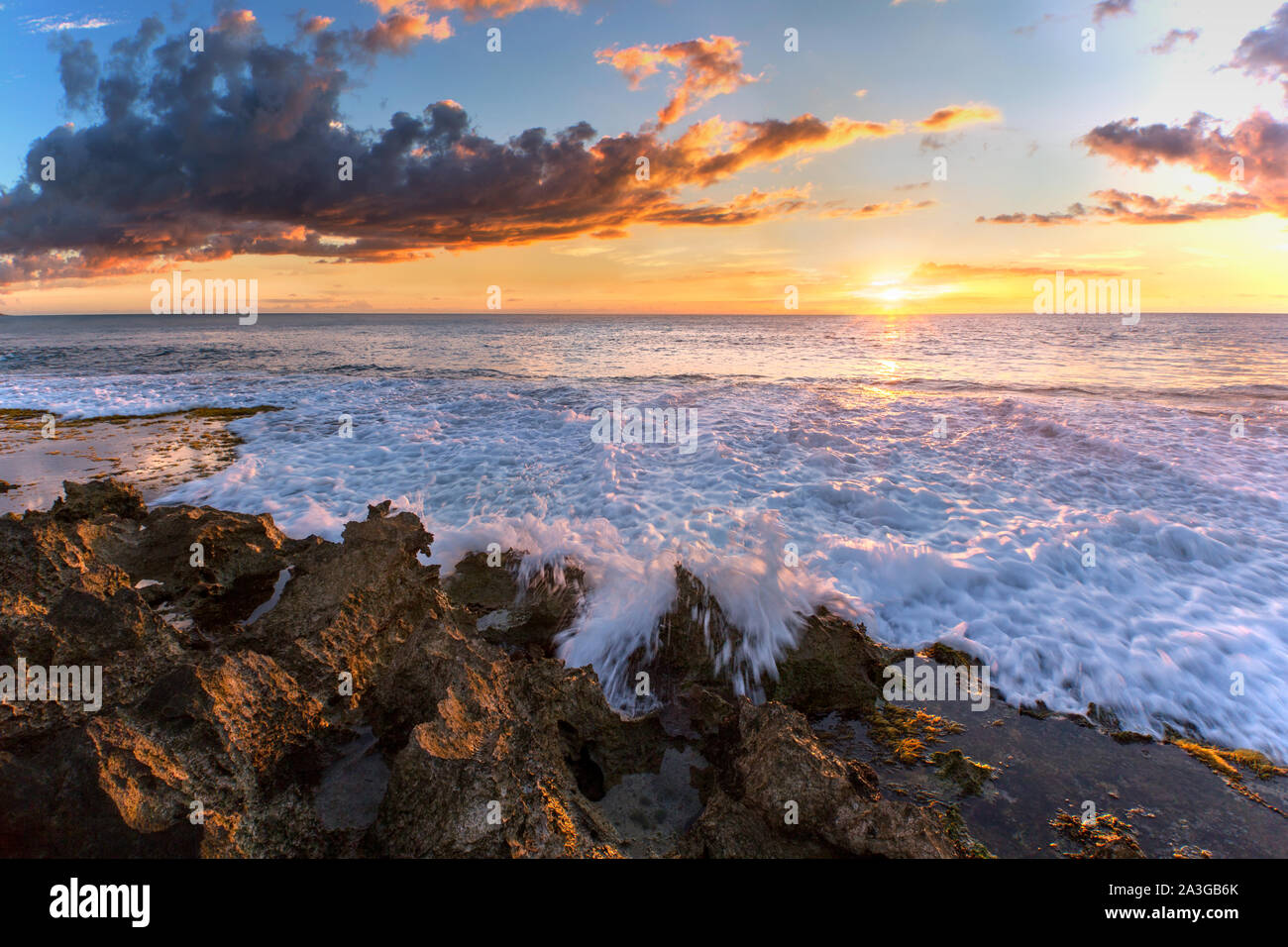 Sonnenuntergang von Ko Olina Beach Park, Oahu, Hawaii, USA Stockfoto