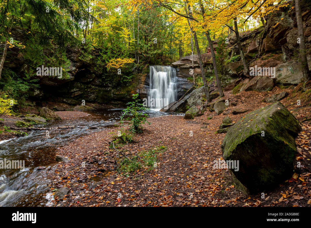 Die nahen Wasserfall der Ungarischen fällt in der Oberen Halbinsel von Michigan im Herbst. Stockfoto