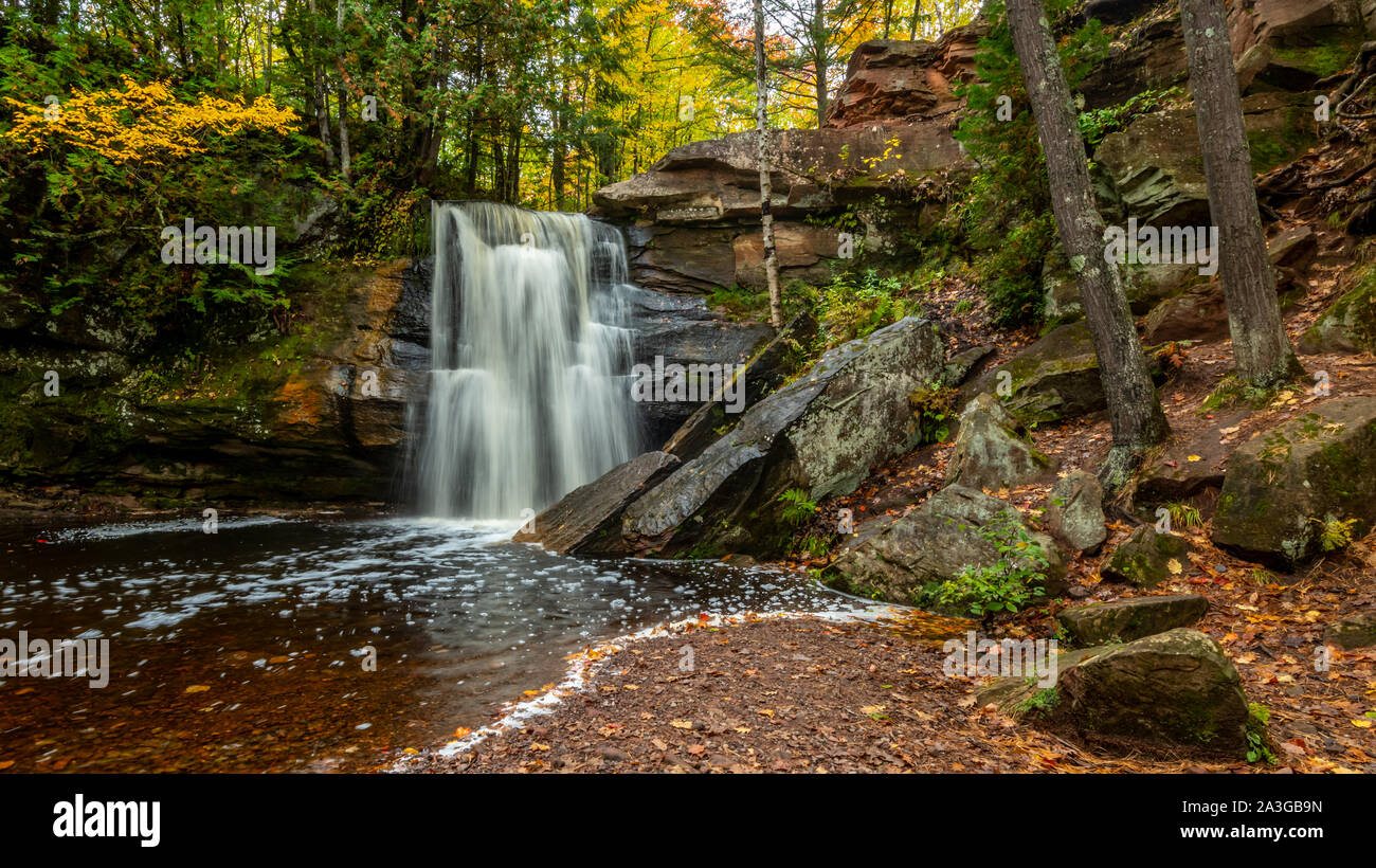 Die nahen Wasserfall der Ungarischen fällt in der Oberen Halbinsel von Michigan im Herbst. Stockfoto