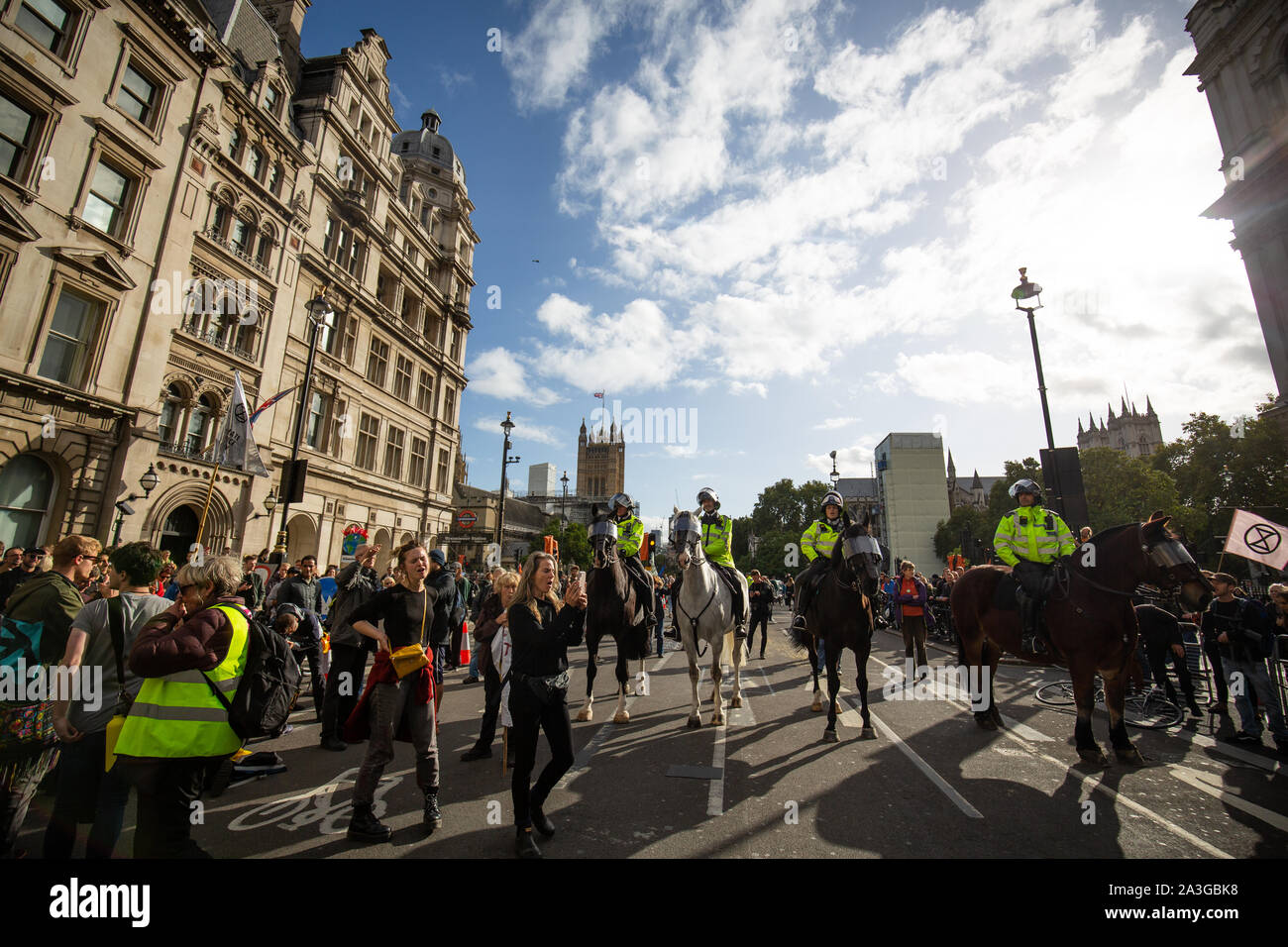Klimawandel Demonstranten vor dem Palast von Westminster während einer Aussterben Rebellion (XR) Protest in Central London. Stockfoto