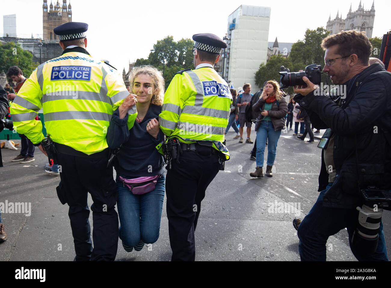 Die Polizei einen Demonstrator während eines Aussterben Rebellion (XR) Protest in Westminster, London entfernen. Stockfoto