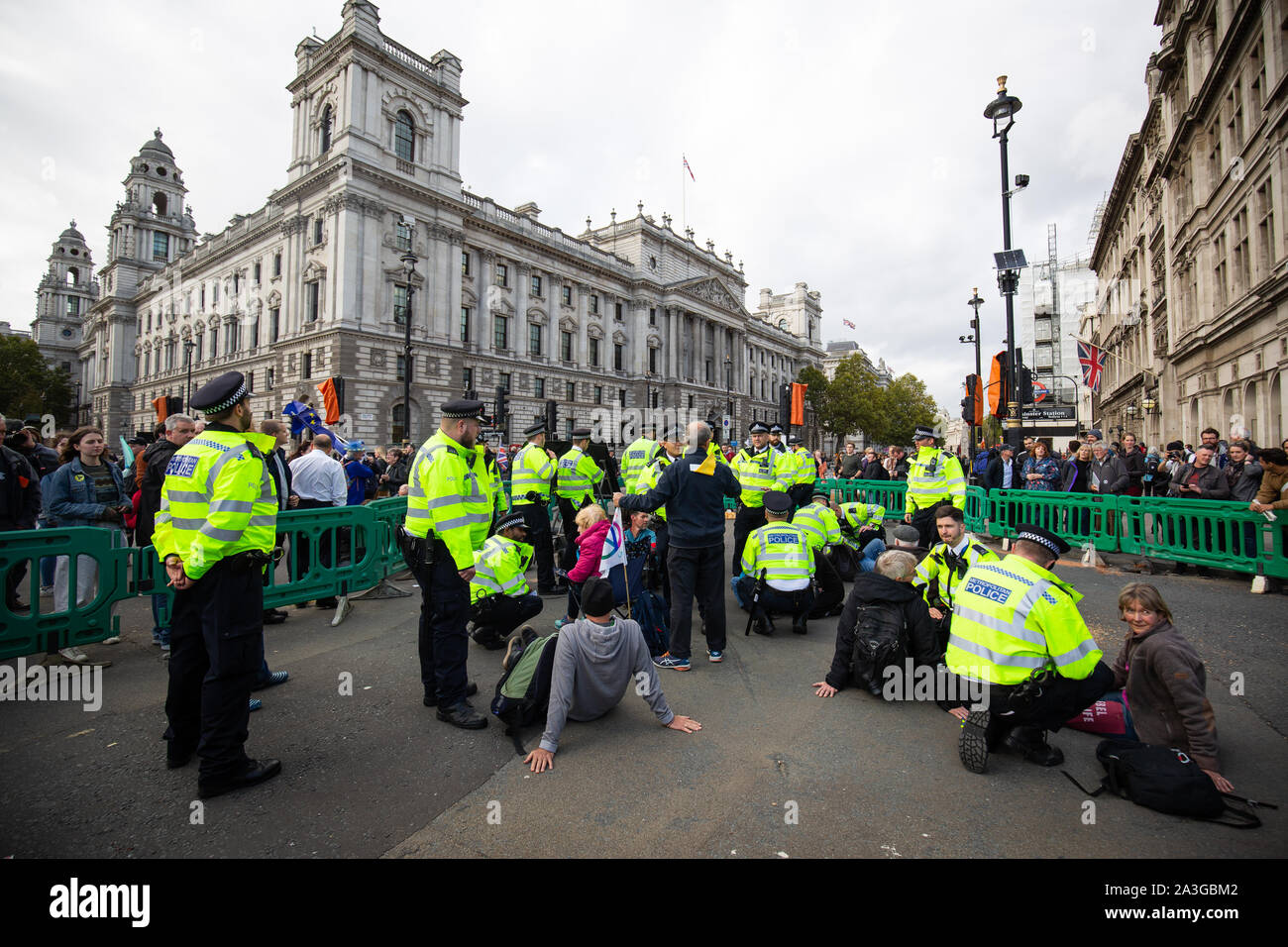 Die Polizei Demonstranten während einer Aussterben Rebellion (XR) Protest in Westminster, London entfernen. Stockfoto
