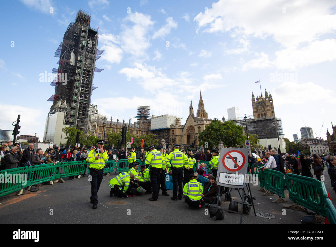 Klimawandel Demonstranten vor dem Palast von Westminster während einer Aussterben Rebellion (XR) Protest in Central London. Stockfoto