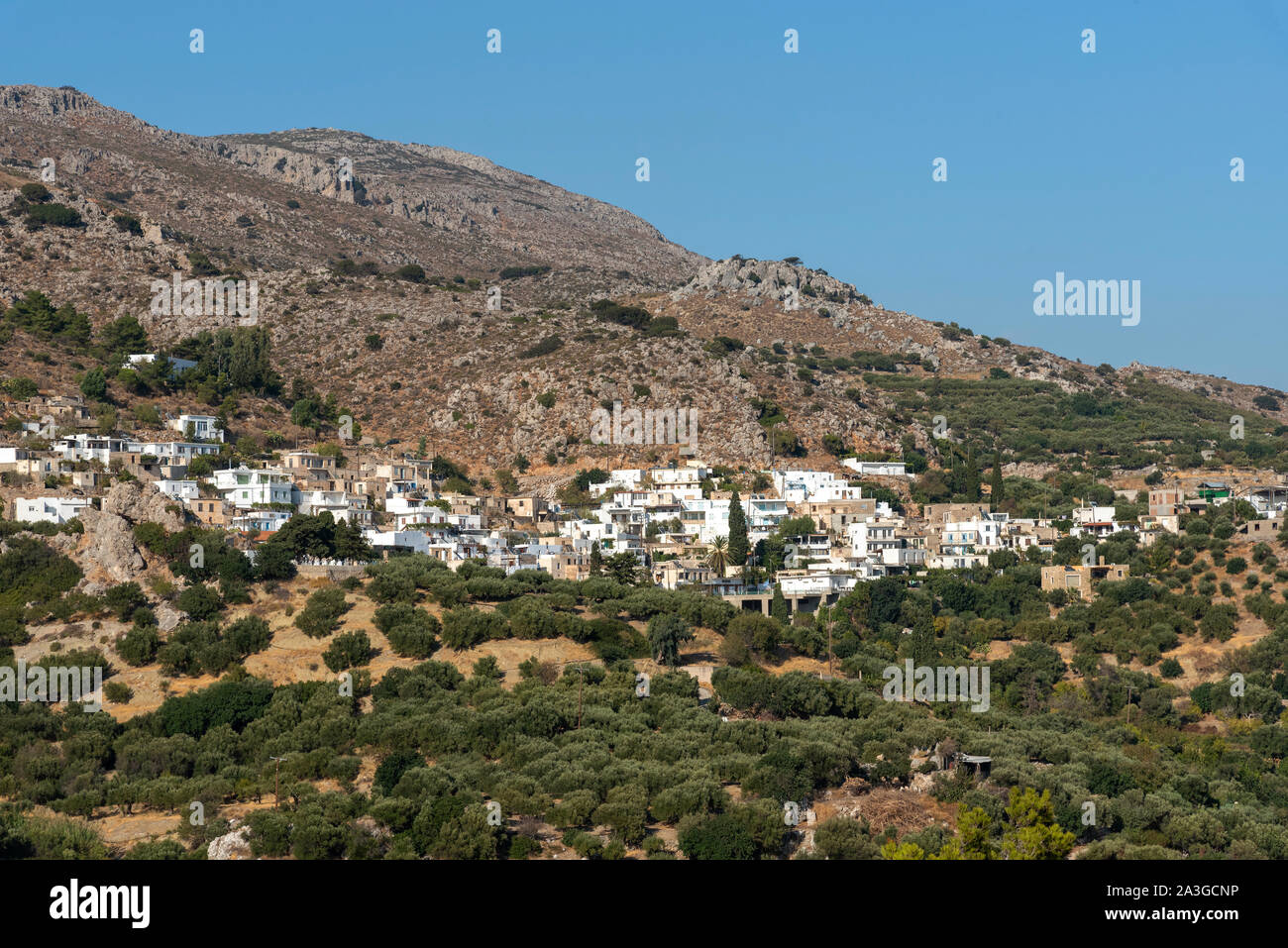 Bergdorf Pefki von Agios Stefanos Straße gesehen, Kreta, Griechenland. September 2019. Das alte Dorf und die Olivenhaine. Stockfoto