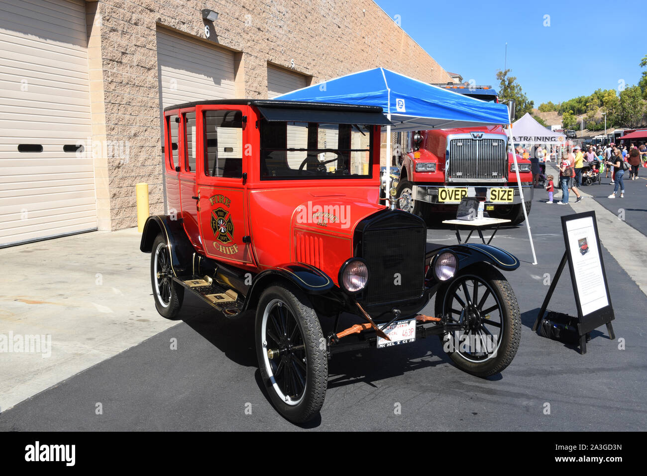 IRVINE, Kalifornien - 5 Okt 2019: A 1924 Ford Model T Feuer-leiter Executive Auto auf Anzeige an der Orange County Fire Behörde jährliche Open House. Stockfoto