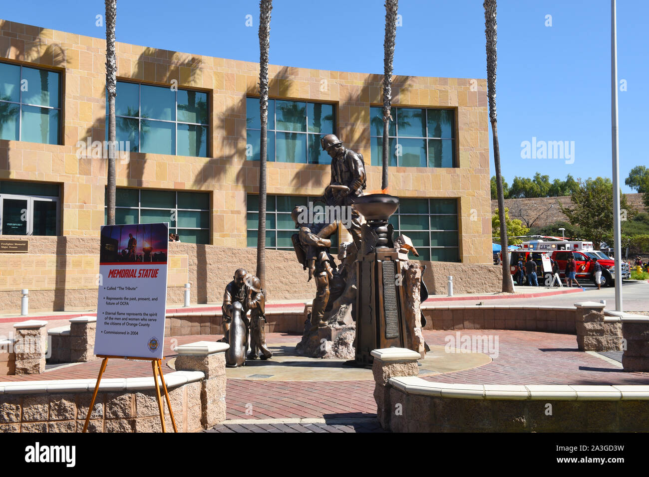 IRVINE, Kalifornien - 5 Okt 2019: Die Hommage, ein Denkmal Statue am Orange County Fire Behörde Hauptsitz Stockfoto