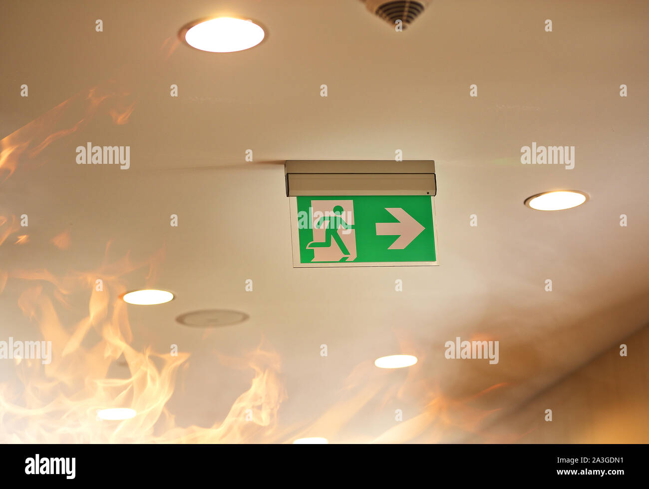 Grosse Feuer im Bürogebäude Stockfoto