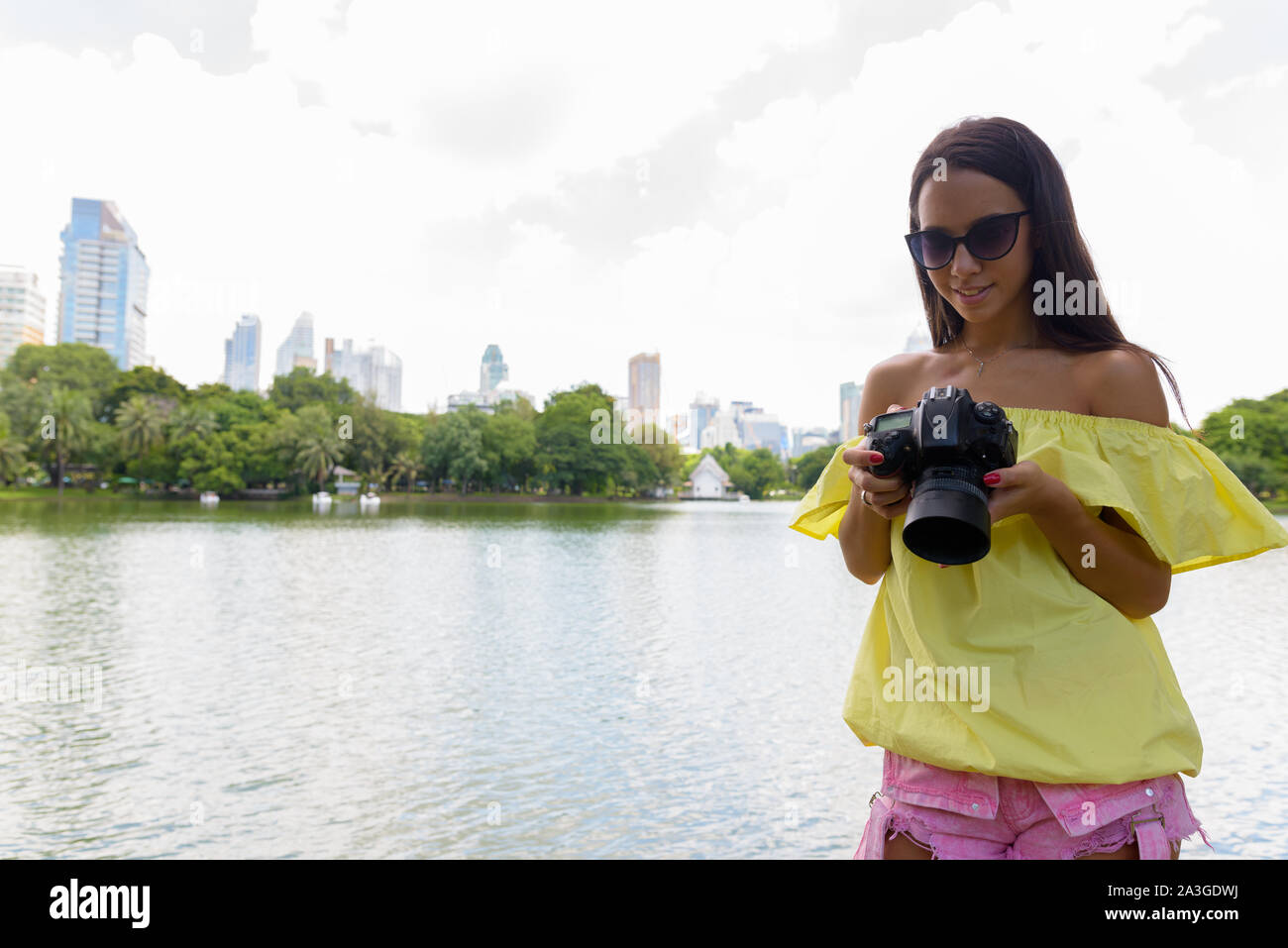 Junge touristische Frau mit Kamera in Bangkok, Thailand Stockfoto